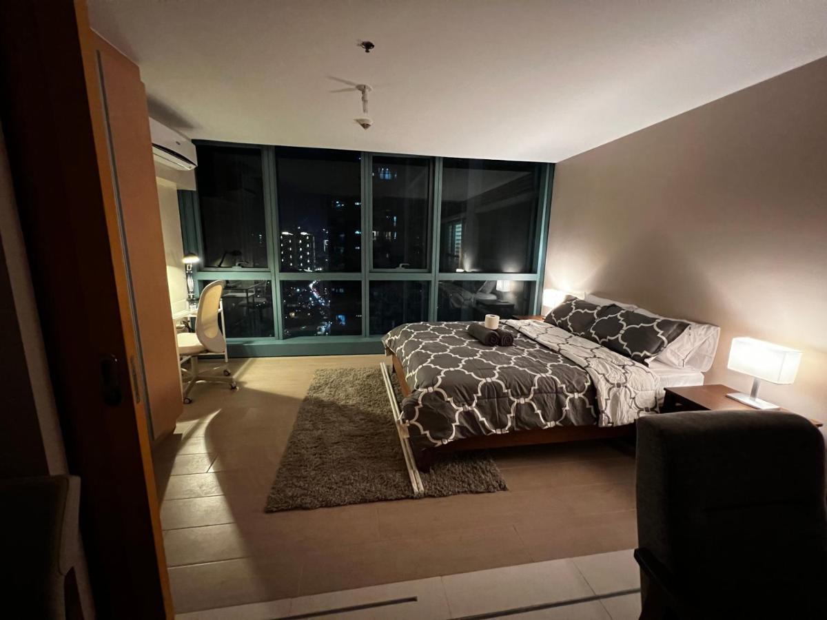 1 Bedroom Uptown Bgc Across Uptown Mall Manila Exterior photo