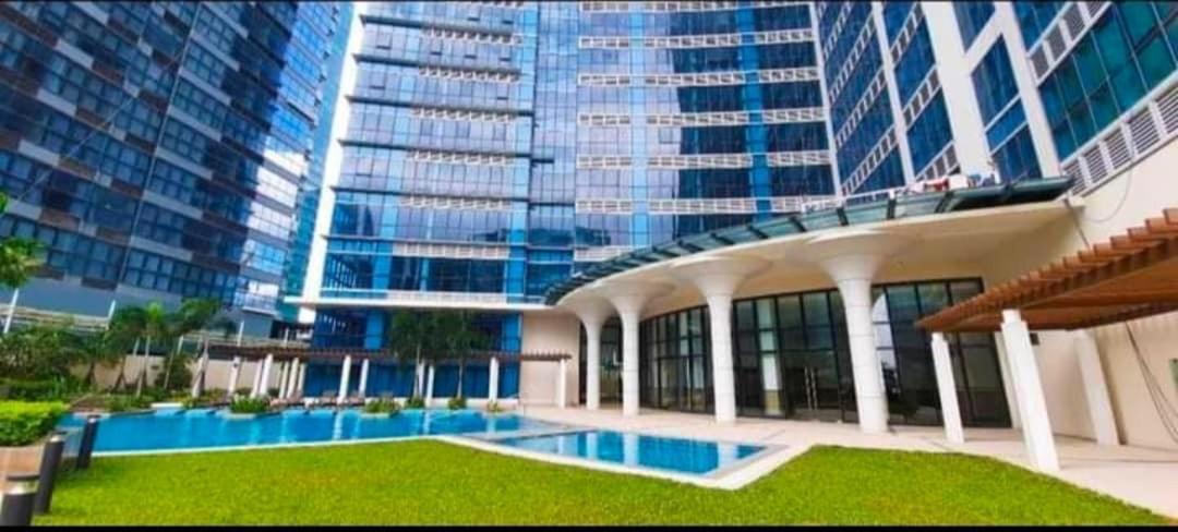 1 Bedroom Uptown Bgc Across Uptown Mall Manila Exterior photo